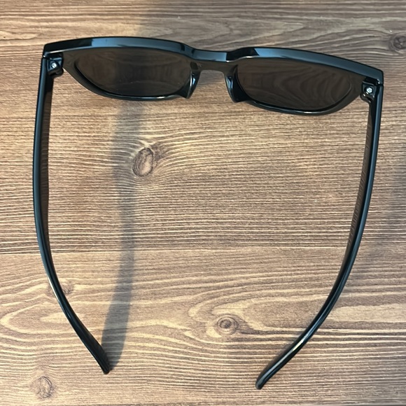 Sunglasses with case - Picture 2 of 3